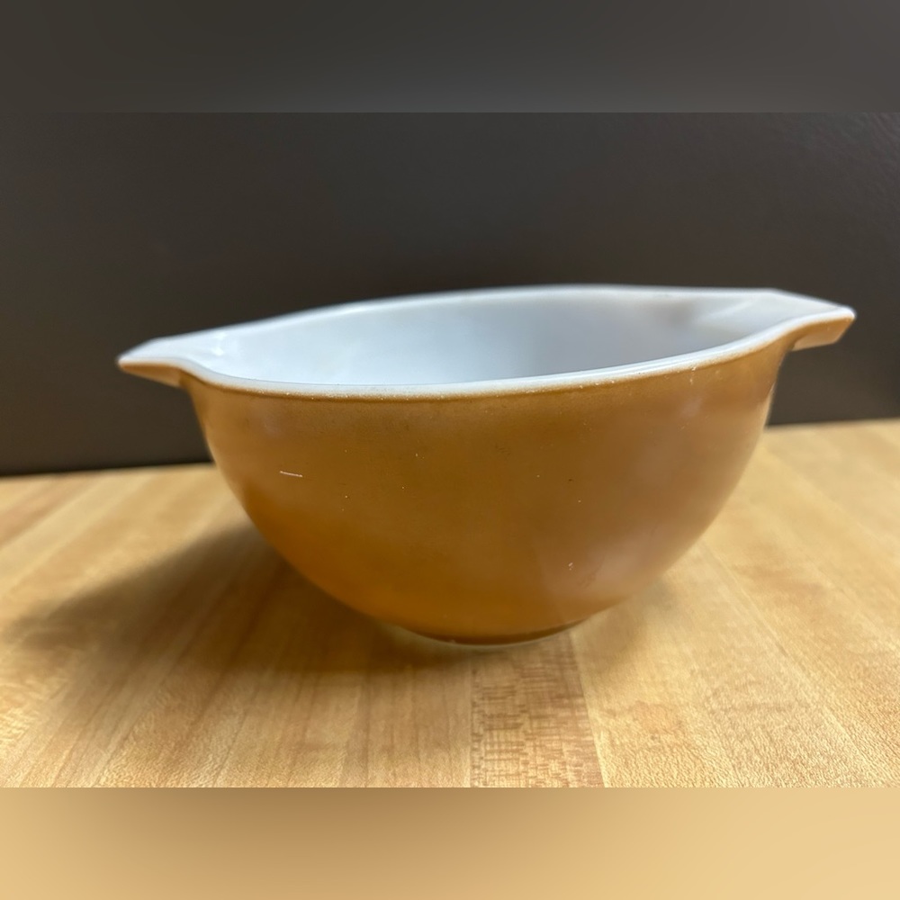 Pyrex 5” mixing bowl with pouring spouts. Vintage condition.